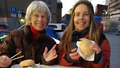 Gisela Theilmann und Jutta Gläser mit original Hamburger Fischbrötchen „frisch auf die Flosse“.