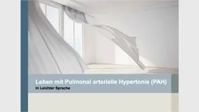 Der Titel der Broschüre lautet: „Leben mit Pulmonal arterieller Hypertonie (PAH) in Leichter Sprache“. Das Deckblatt zeigt ein abstraktes, modernes Design, das leicht durchscheinende weiße Stoffbahnen oder Vorhänge darstellt, die durch den Wind zu schweben scheinen. Auf der rechten Seite verläuft ein vertikaler Streifen in Blau-Grau, auf dem der Titel der Broschüre in weißer Schrift steht. Ganz unten befindet sich ein kleiner schwarzer Zusatz in Leichter Sprache.