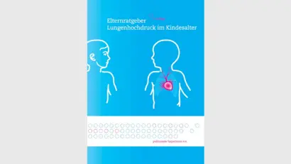  Die Broschüre trägt den Titel „Elternratgeber Lungenhochdruck im Kindesalter“ und ist die 2. Auflage. Das Design zeigt eine blaue Hintergrundfarbe, auf der zwei stilisierte weiße Umrisse von Kindern zu sehen sind, die sich gegenüberstehen. In der Mitte des rechten Kindes ist schematisch ein rotes Herz mit blauen Lungen dargestellt, um den Fokus auf das Thema Lungenhochdruck zu lenken. Im unteren Teil der Broschüre befindet sich eine Reihe von farbigen Kreisen sowie der Schriftzug „pulmonale hypertonie e.v.“