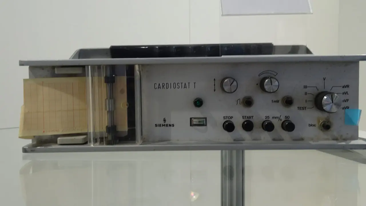 EKG damals: CARDIOSTAT „T“ (um 1970) von Siemens.