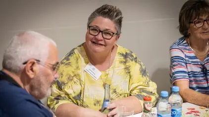 Landesleiterin Frau Gillenberg sitzend am Tisch. 