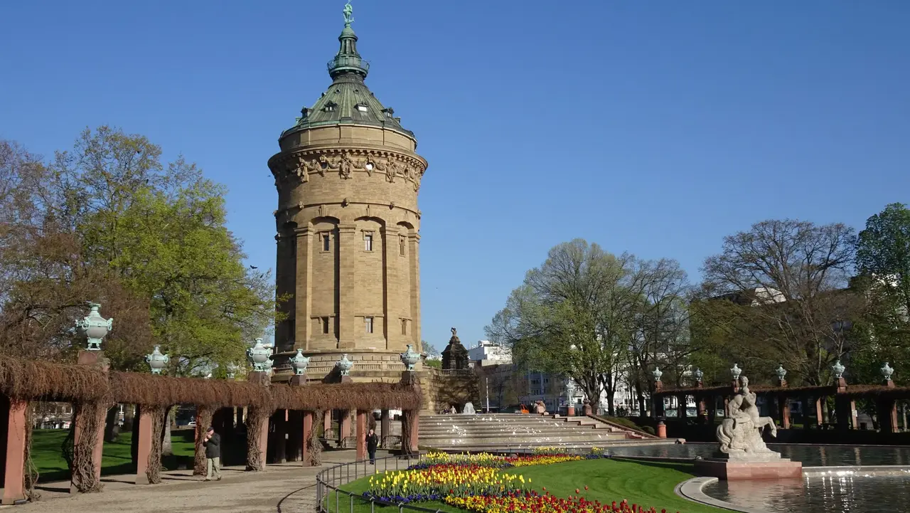 Das Wahrzeichen Mannheims. Der Wasserturm, in diesem Jahr – anlässlich der Bundesgartenschau –  besonders blumengeschmückt.