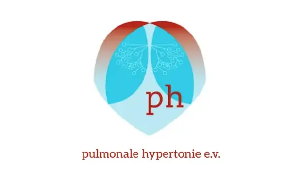 Das Bild zeigt das Logo des Vereins „ph e.v.“. In der Mitte des Logos ist ein stilisiertes Bild von Lungen zu sehen, dargestellt in Blau und Weiß, das an die Form und Struktur der Atemwege erinnert. Links neben dem Schriftzug "ph" in Rot steht die Abkürzung für „pulmonale Hypertonie“. 