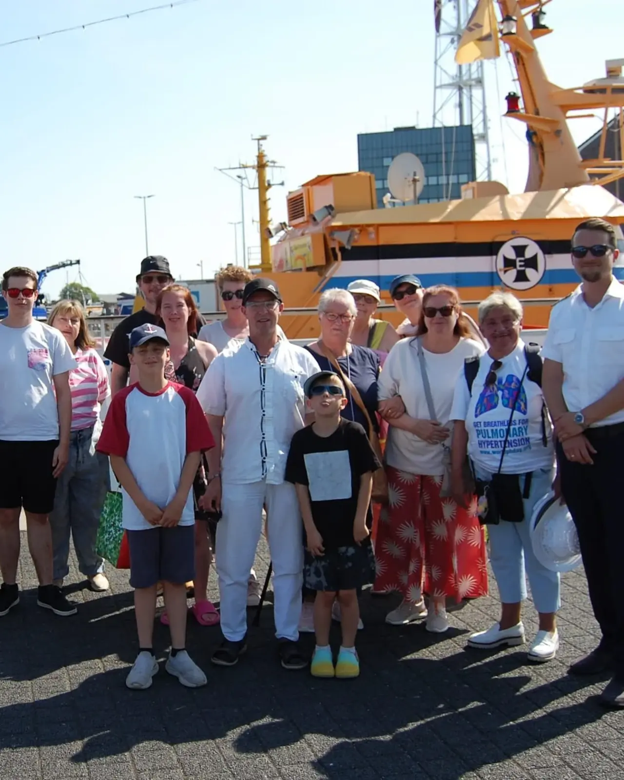 Gruppenbild vor dem Schiff in Cuxhaven