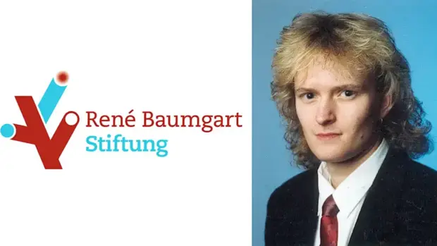 Logo der René Baumgart Stiftung mit abstraktem stilisierten Baum in Braun und Blau, kombiniert mit dem Schriftzug "René Baumgart" in brauner und "Stiftung" in blauer Schrift. Daneben ist ein Porträtfoto von René Baumgart, einem jungen Mann mit blonden, lockigen Haaren, im Anzug und mit Krawatte.