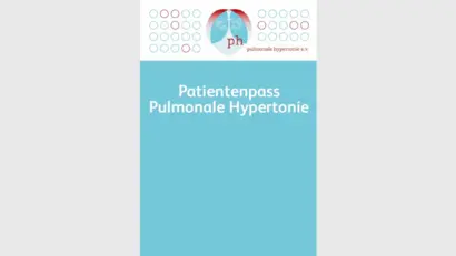 Medizinisches Dokument mit dem Titel „Patientenpass Pulmonale Hypertonie“ mit einem rot-weißen Logo.